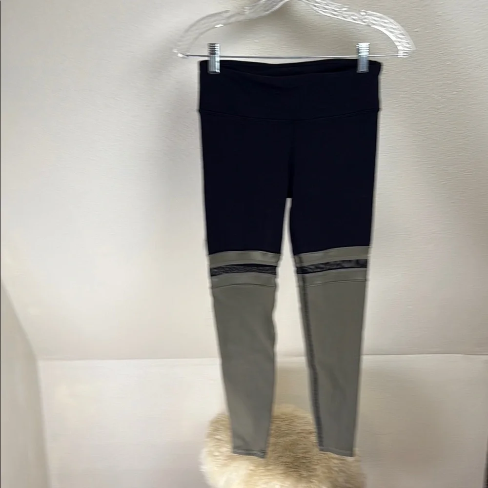 ALO Yoga Black and Olive green Leggings. Size XS